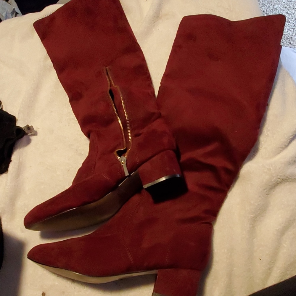 Womans 9 boot burgundy color